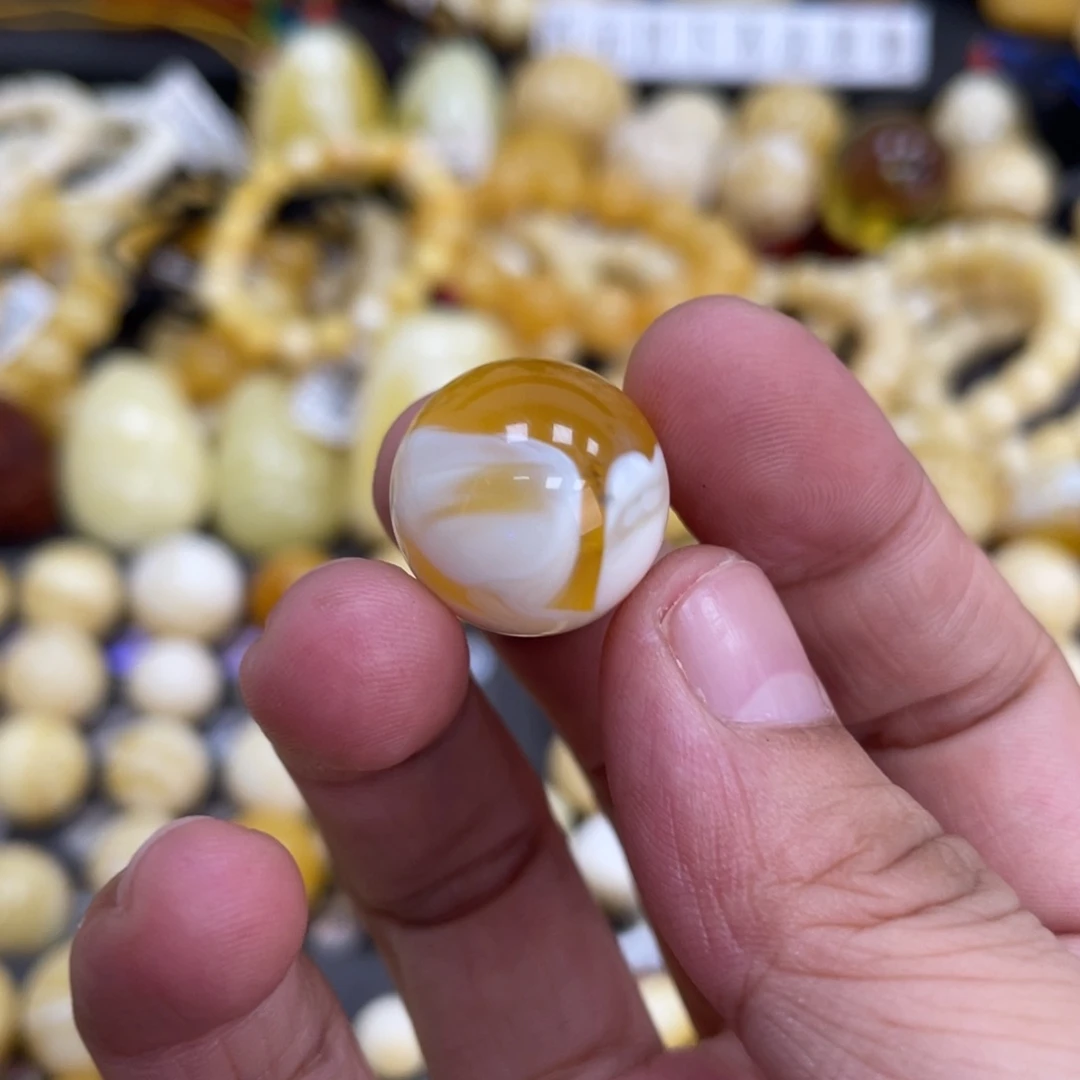 丰***起未镶嵌琥珀裸石18mm金漆 瑕疵