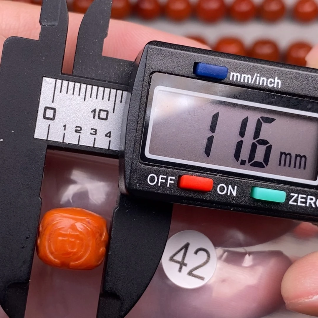 南红玛瑙未镶嵌配饰有瑕疵