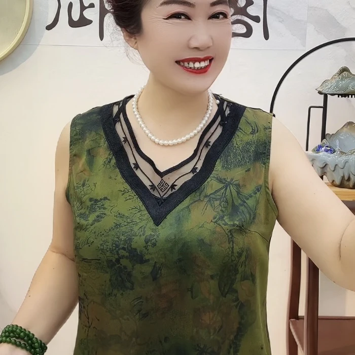 果绿色/纯黑色春色满园V领打底背心时尚减龄精品百搭中老年妈妈装