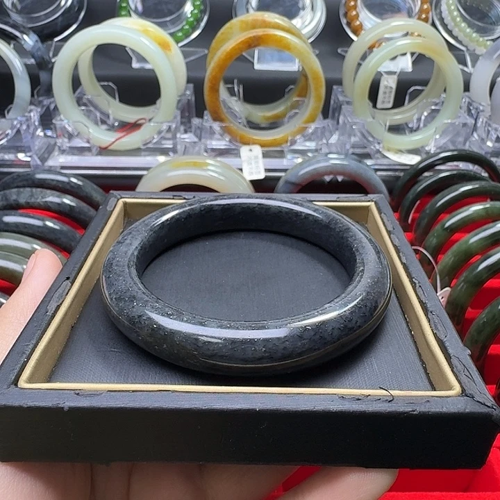 和田玉未镶嵌手镯