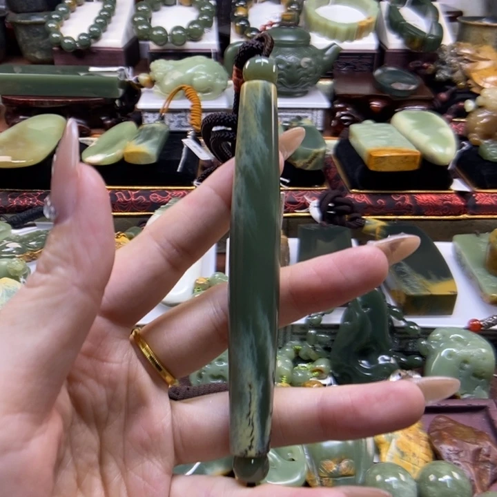 未镶嵌岫岩河磨玉（透闪石质玉）把件