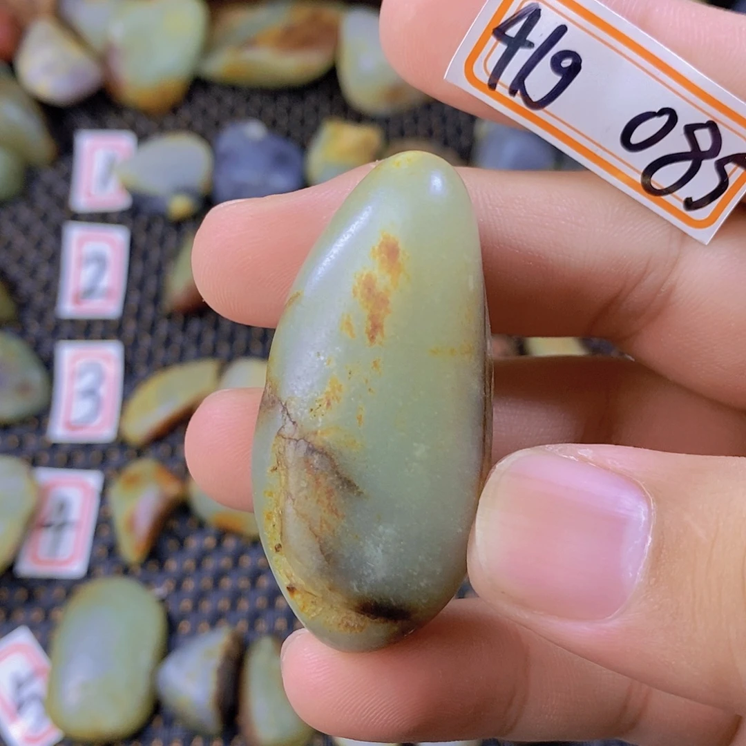 颈饰未镶嵌和田玉（糖玉）