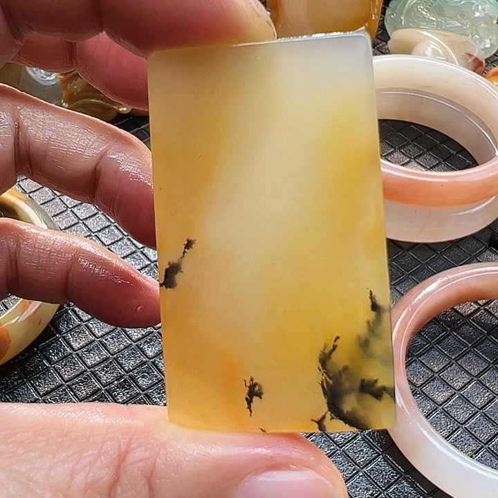 石英质玉未镶嵌颈饰