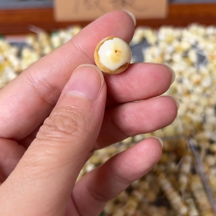 蜜蜡未镶嵌裸石12.9mm一个