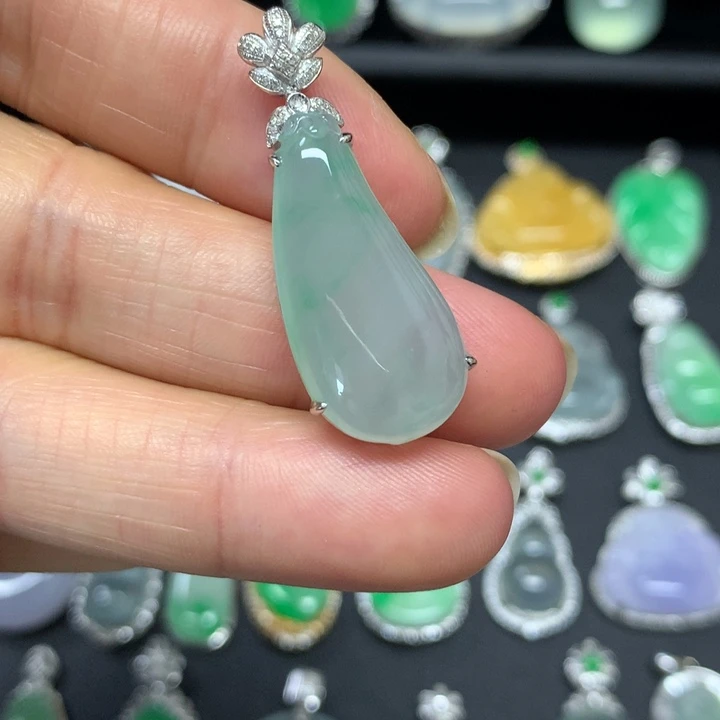 翡翠18K金镶嵌颈饰吊坠