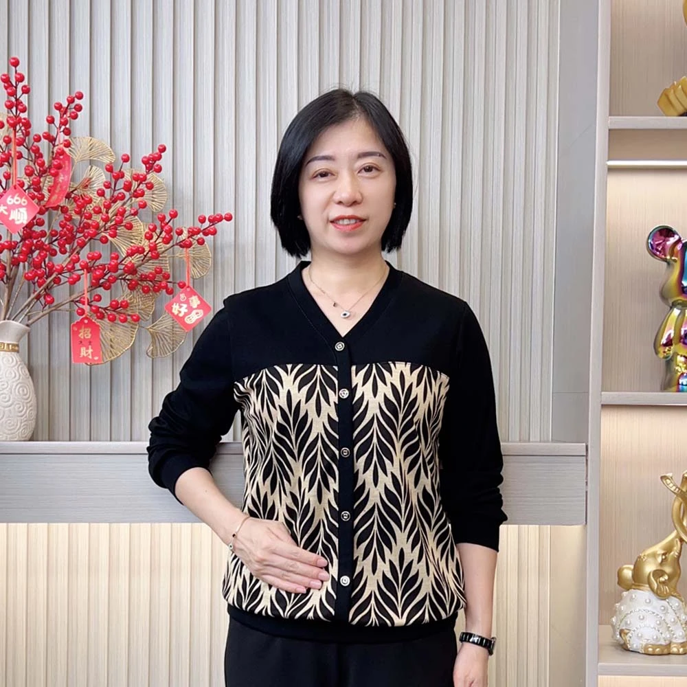 2025秋季新款洋气减龄宽松大码显瘦气质V领拼接中老年妈妈装上衣