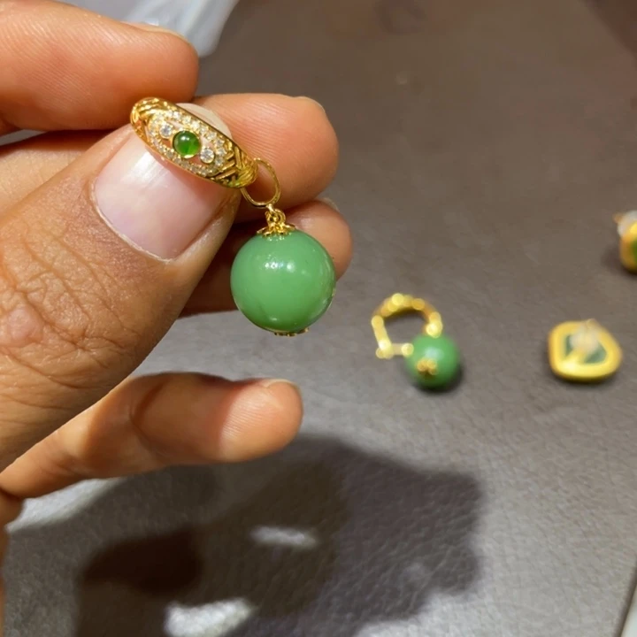 和田玉颈饰未镶嵌跟****了