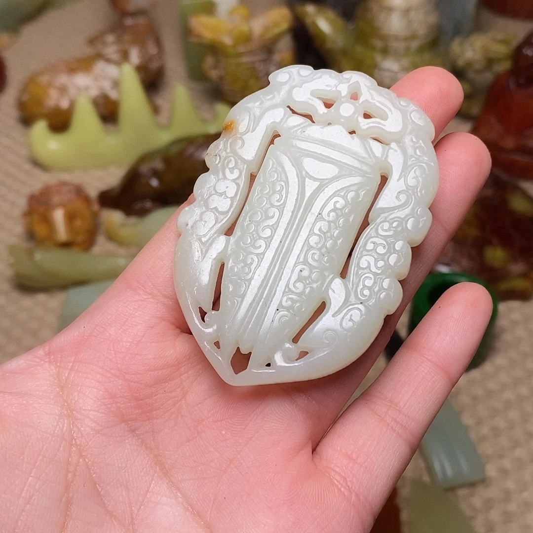 指***官蛇纹石玉未镶嵌颈饰