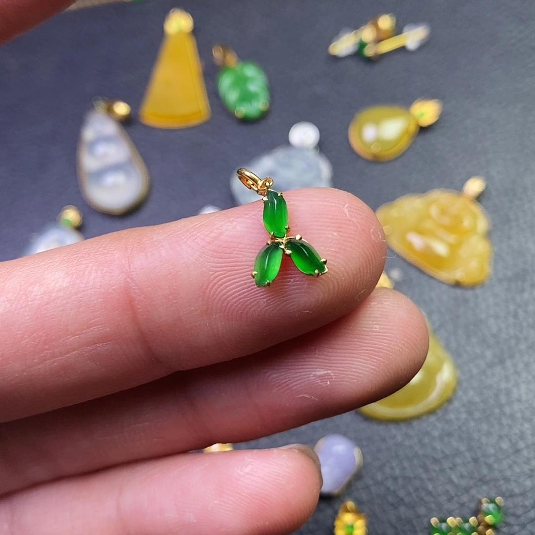 颈饰18K金镶嵌翡翠