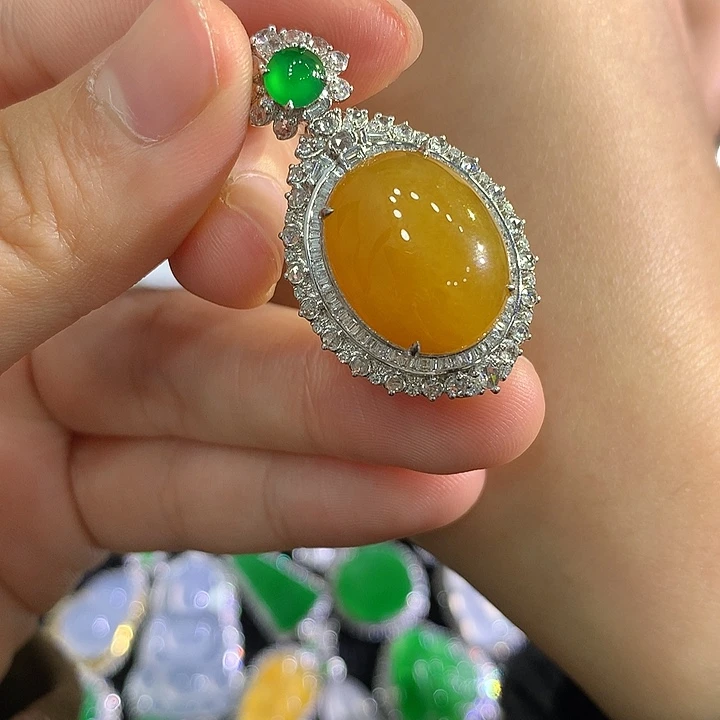 翡翠18K金镶嵌颈饰蛋面