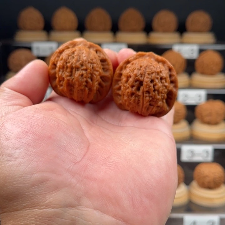 文玩核桃吊坠血麒麟