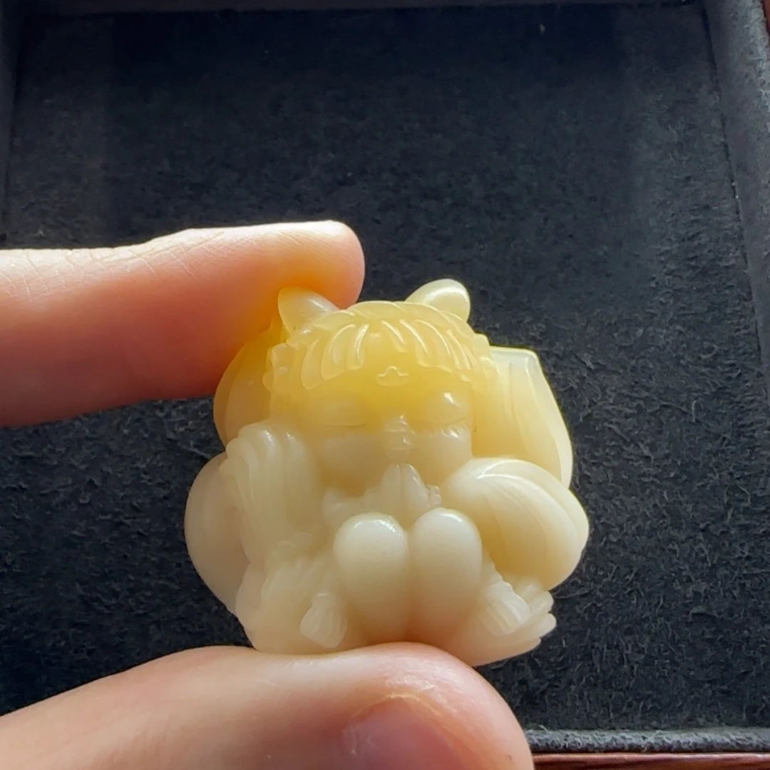 石英质玉（缅黄）配饰足铂镶嵌