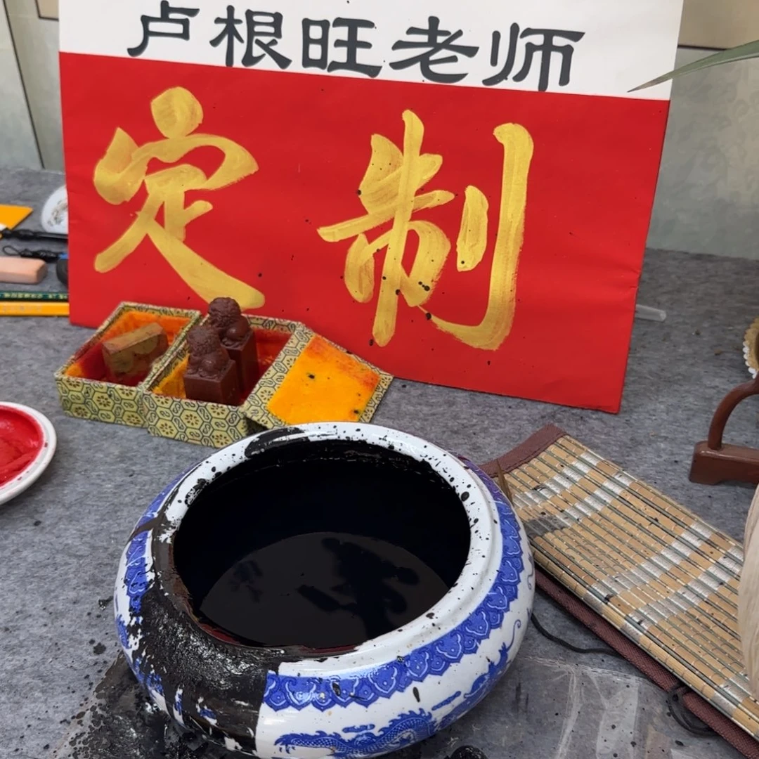 书法120×45胡桃木榫卯框红洒金金墨白色暗花绫布，对联。