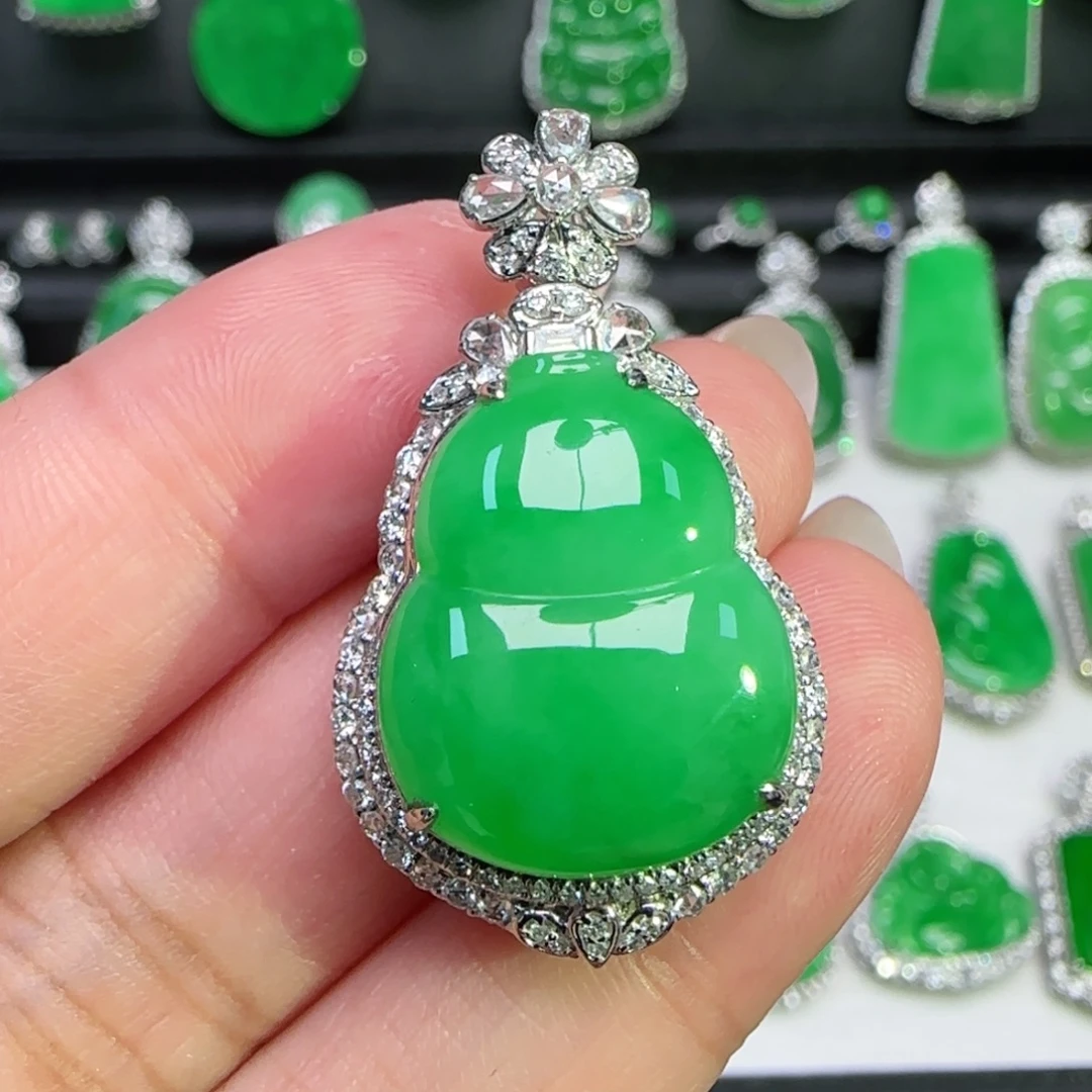 翡翠18K金镶嵌颈饰吊坠