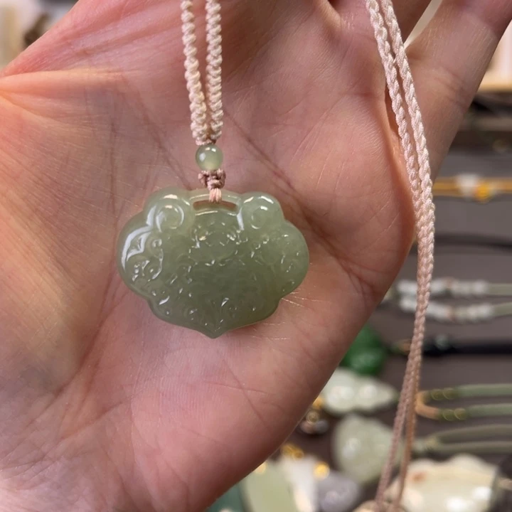 和田玉未镶嵌颈饰大锁