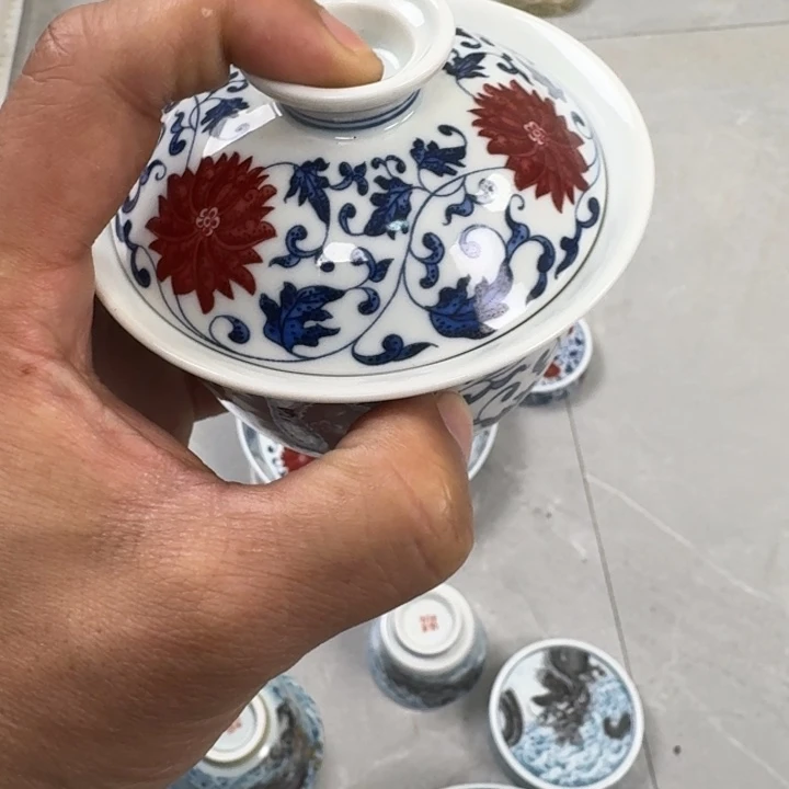 摆件?****?釉里红缠枝莲两才盖碗