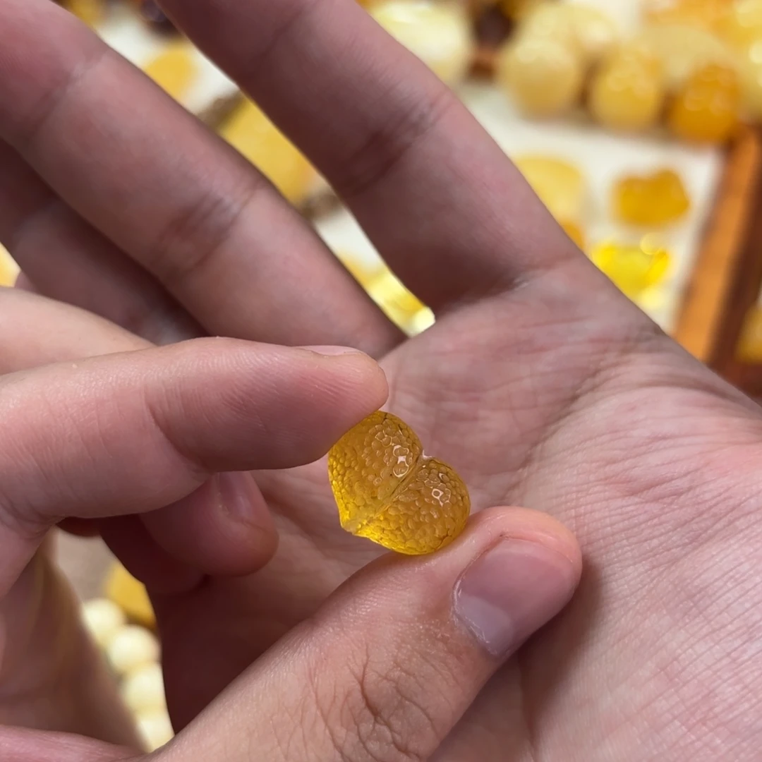 蜜蜡未镶嵌裸石屁桃