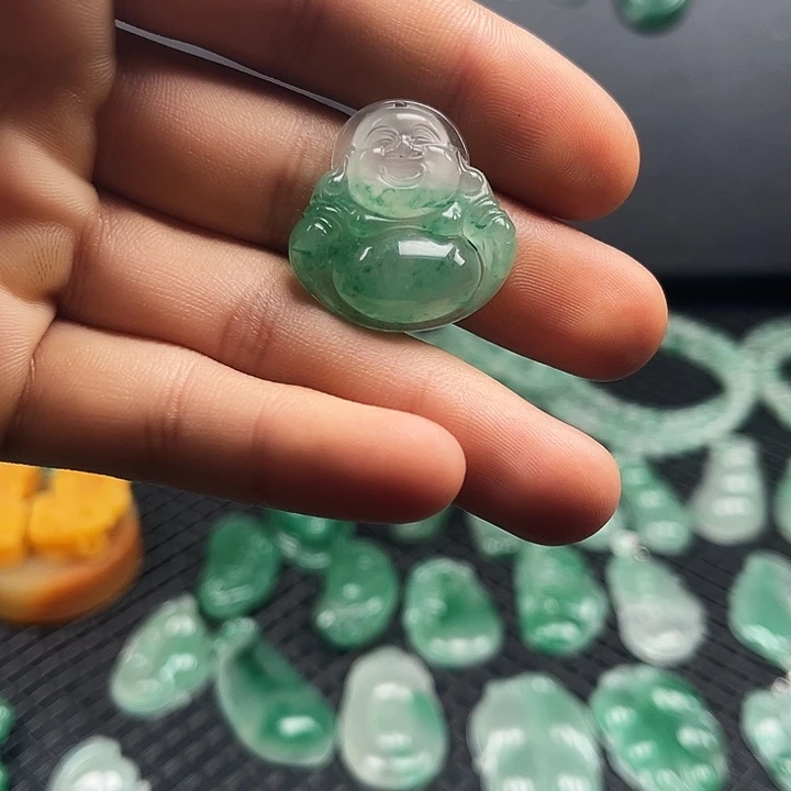 石英质玉（非洲翠）未镶嵌颈饰