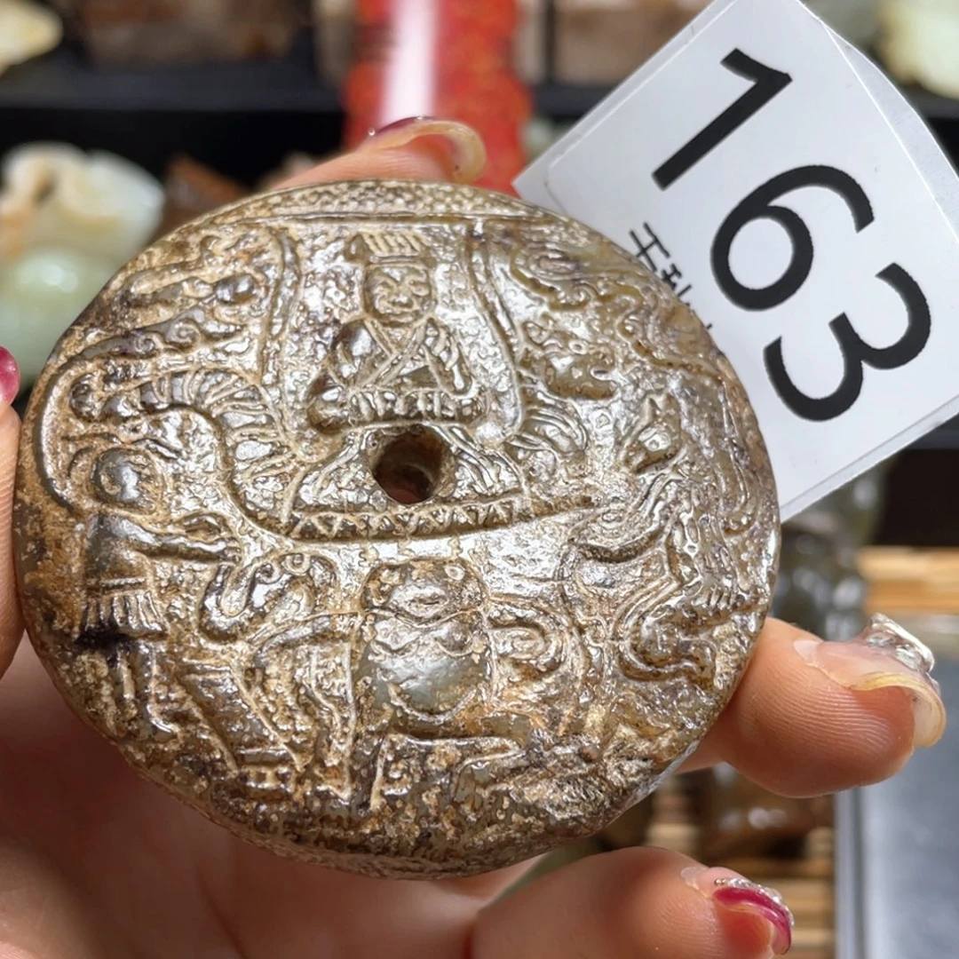 李***旁颈饰未镶嵌和田玉