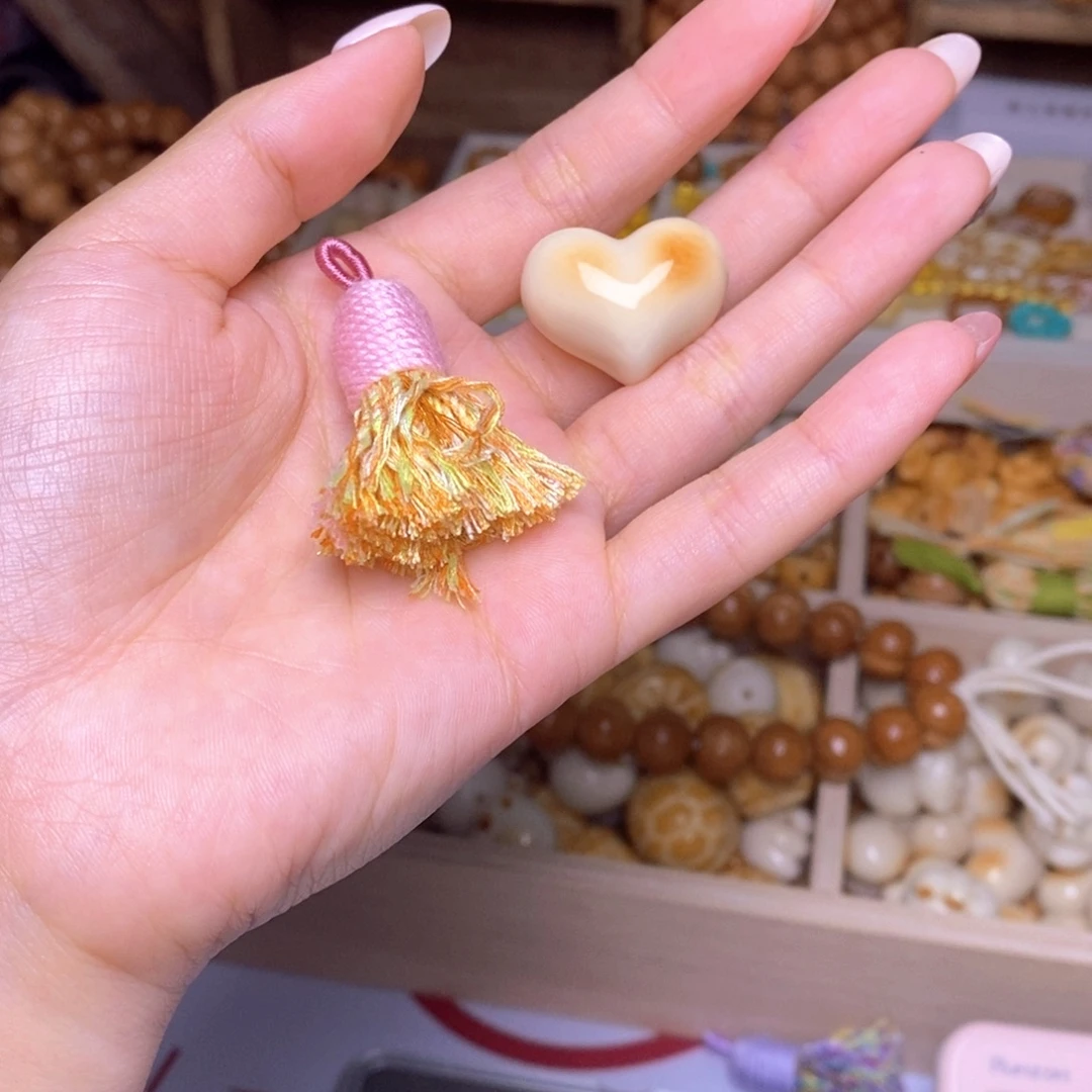 亲***宝猴头核桃吊坠爱心，黄小流苏