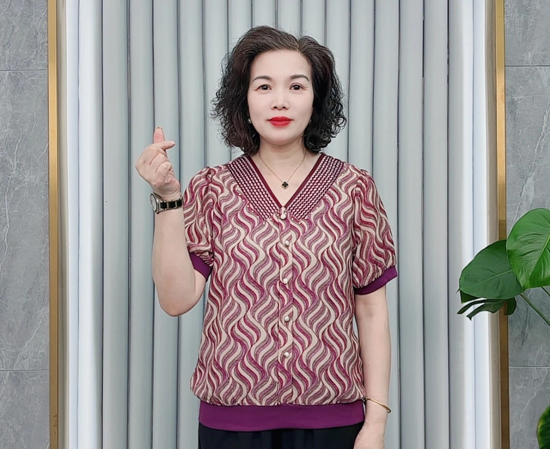 妈妈装夏季夏装薄款拼接V领透气显瘦中老年60-70岁女装短袖上衣