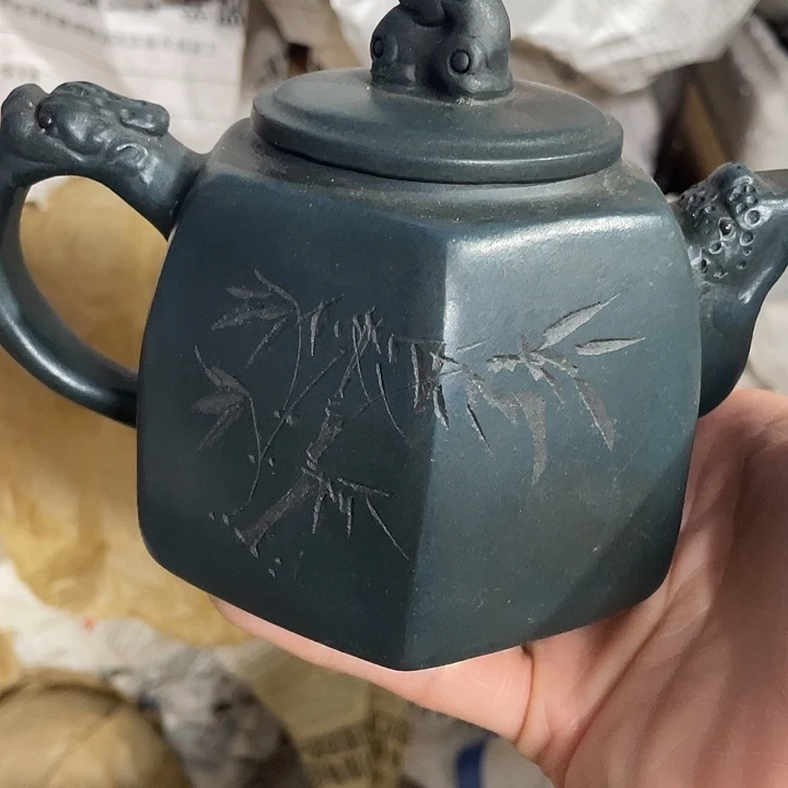 紫砂茶壶原矿泥料手工制作的一把紫砂壶。