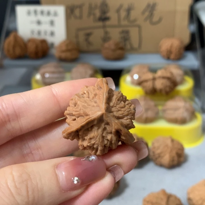 平***哥吊坠文玩核桃异形单只，有瑕疵
