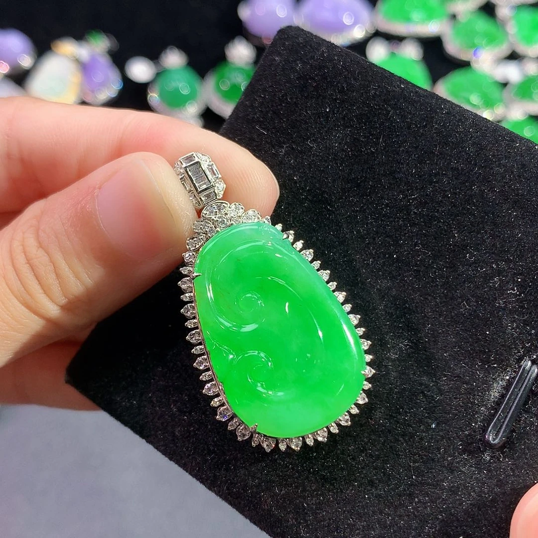 翡翠18K金镶嵌颈饰