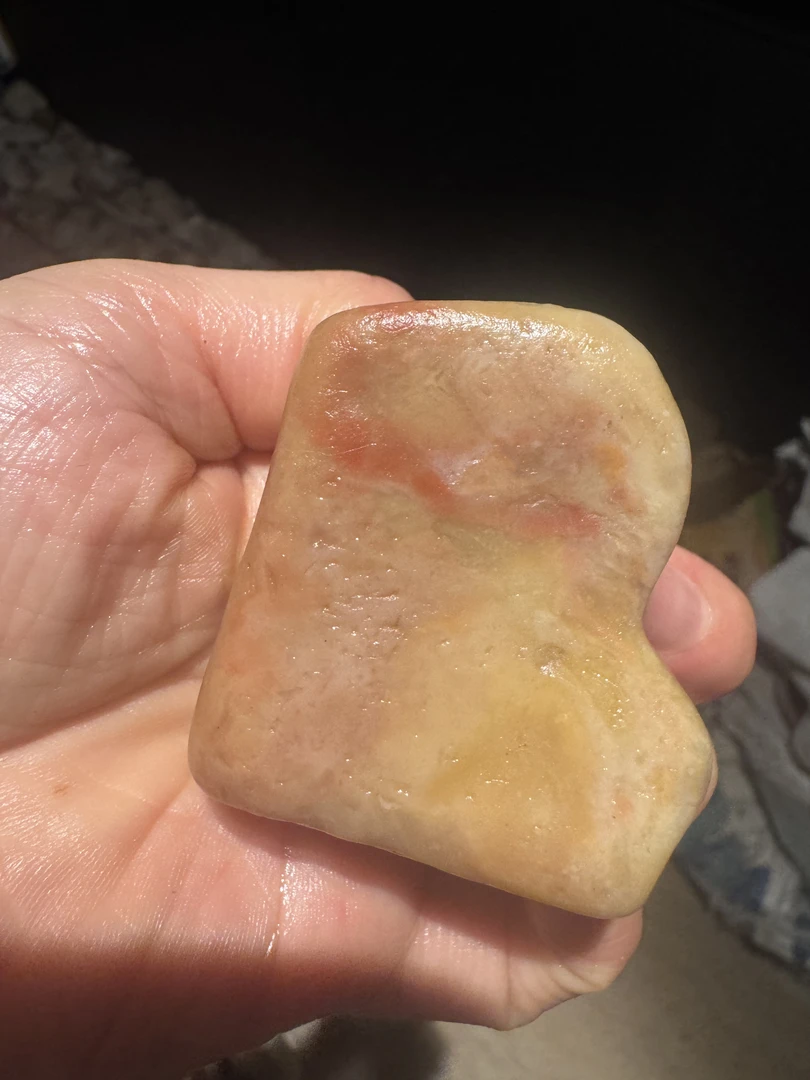 老挝南部田黄原石