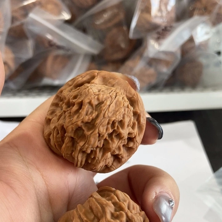 吊坠文玩核桃红狮子尖瑕疵