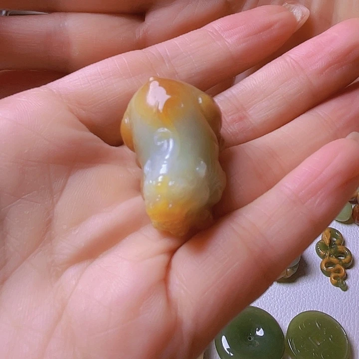 未镶嵌岫岩老玉（透闪石质玉）挂件清**月