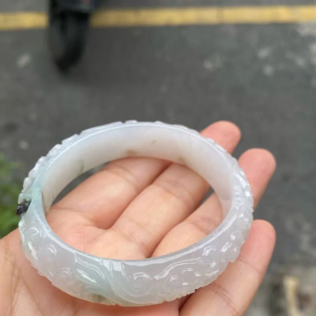 缅甸天然A货翡翠手镯，白底飘花经雕刻手镯