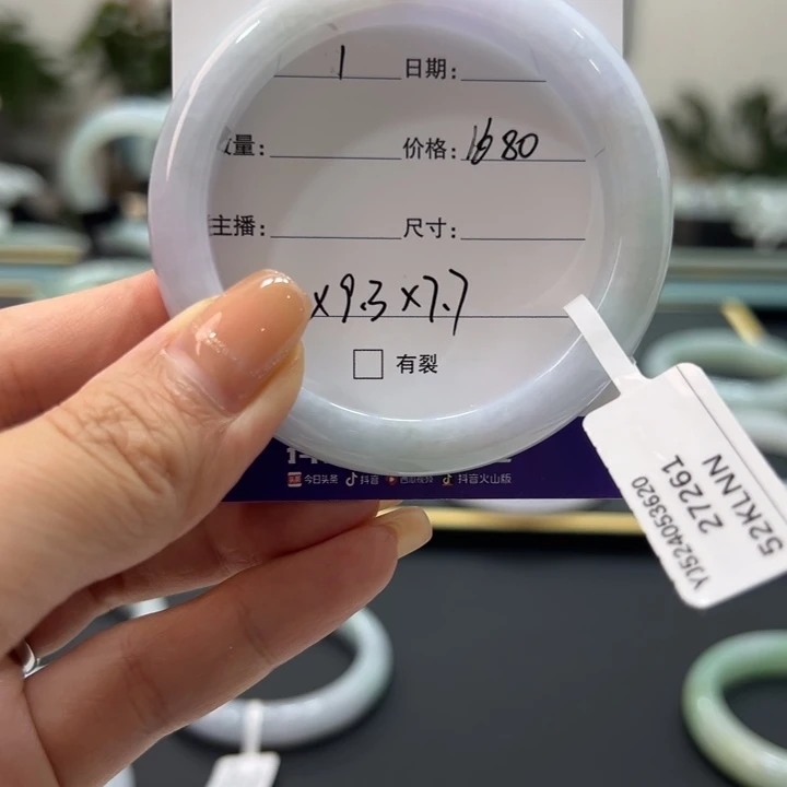 翡翠手镯未镶嵌1。