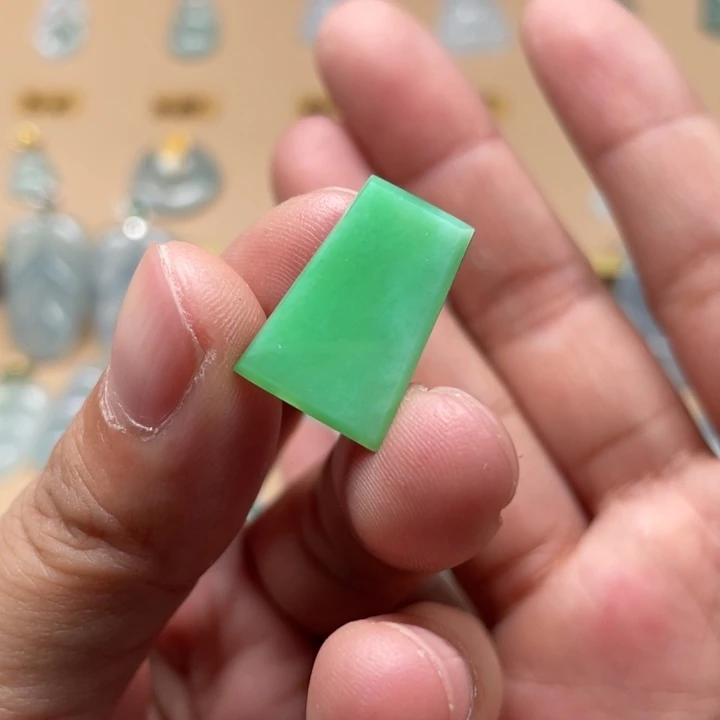 翡翠未镶嵌颈饰无事牌