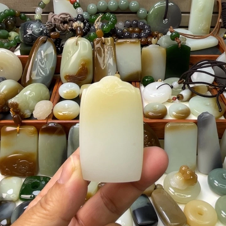 和田玉未镶嵌颈饰