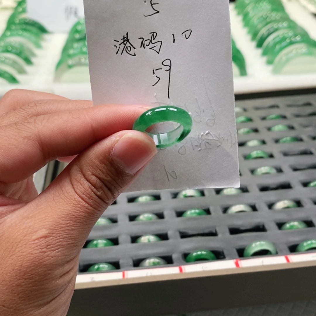 未镶嵌戒圈石英质玉（非洲翠）七**?