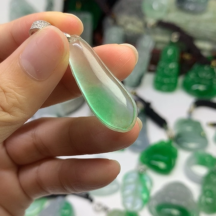 翡翠未镶嵌吊坠(赠链)