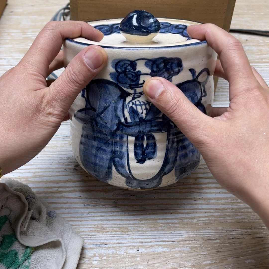 瓷片B****k密密麻麻地排列着一个