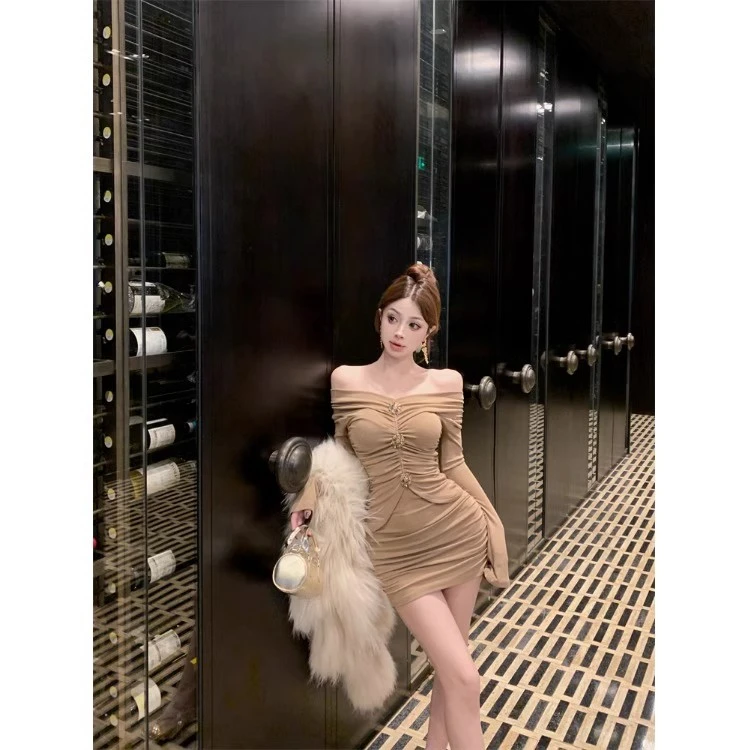 千金穿搭跨年衣服套装褶皱设计感长袖连衣裙女春季一字肩包臀短裙