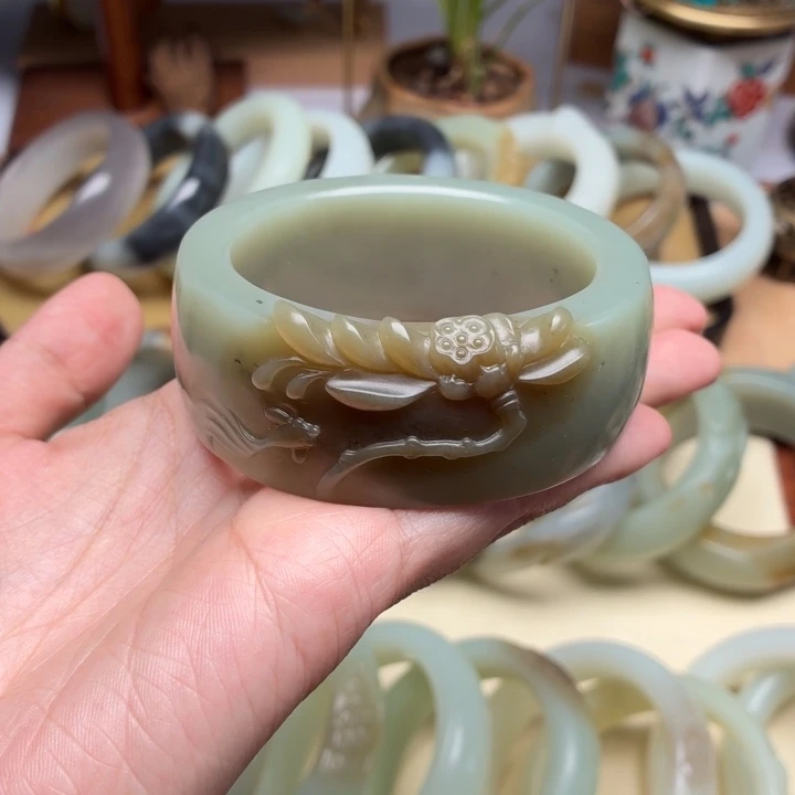 和田玉未镶嵌手镯