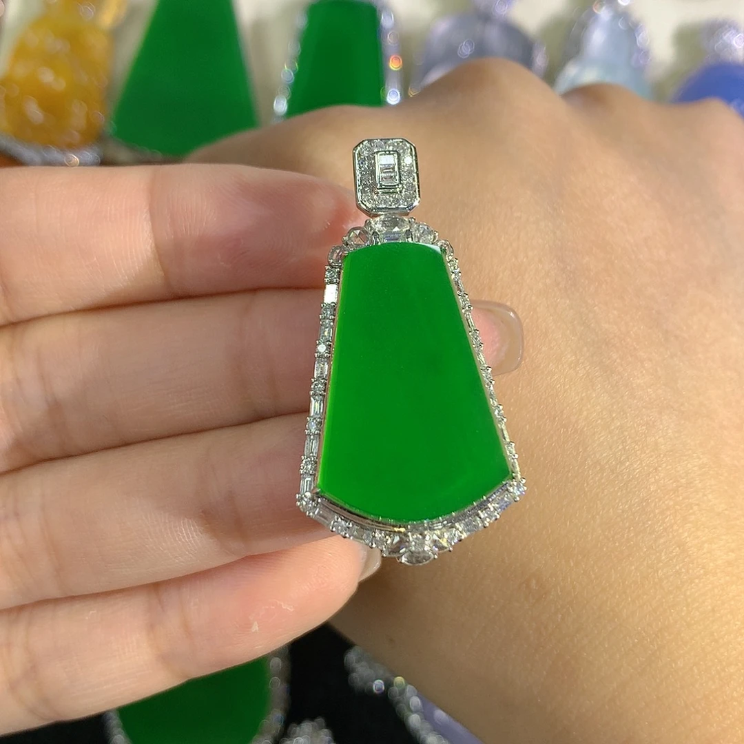 翡翠18K金镶嵌颈饰无事牌