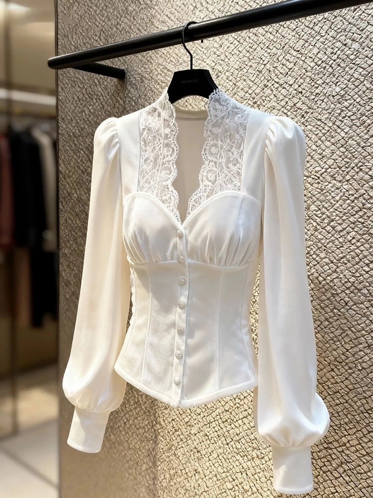 法式小资白色蕾丝拼接丝绒衬衫女秋冬季新款巨好看束腰单排扣上衣