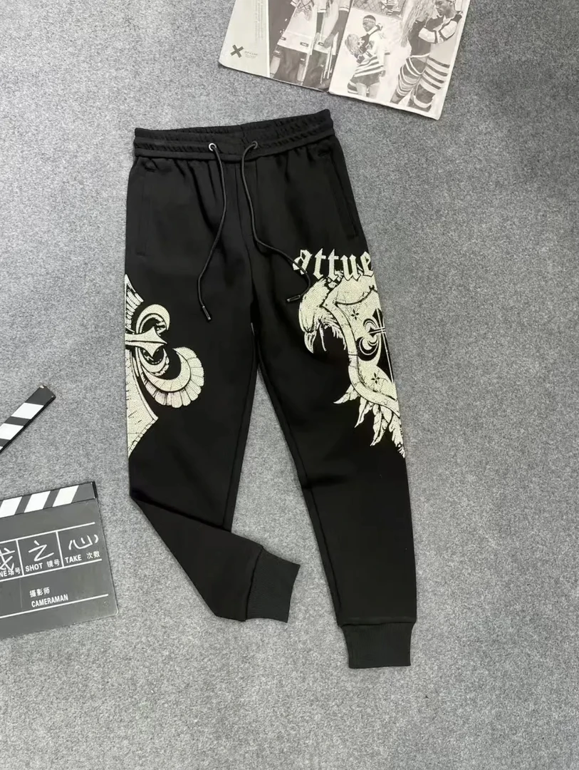 11912新款男士轻奢潮牌十字烫钻卫裤潮流休闲百搭经典满印黑色