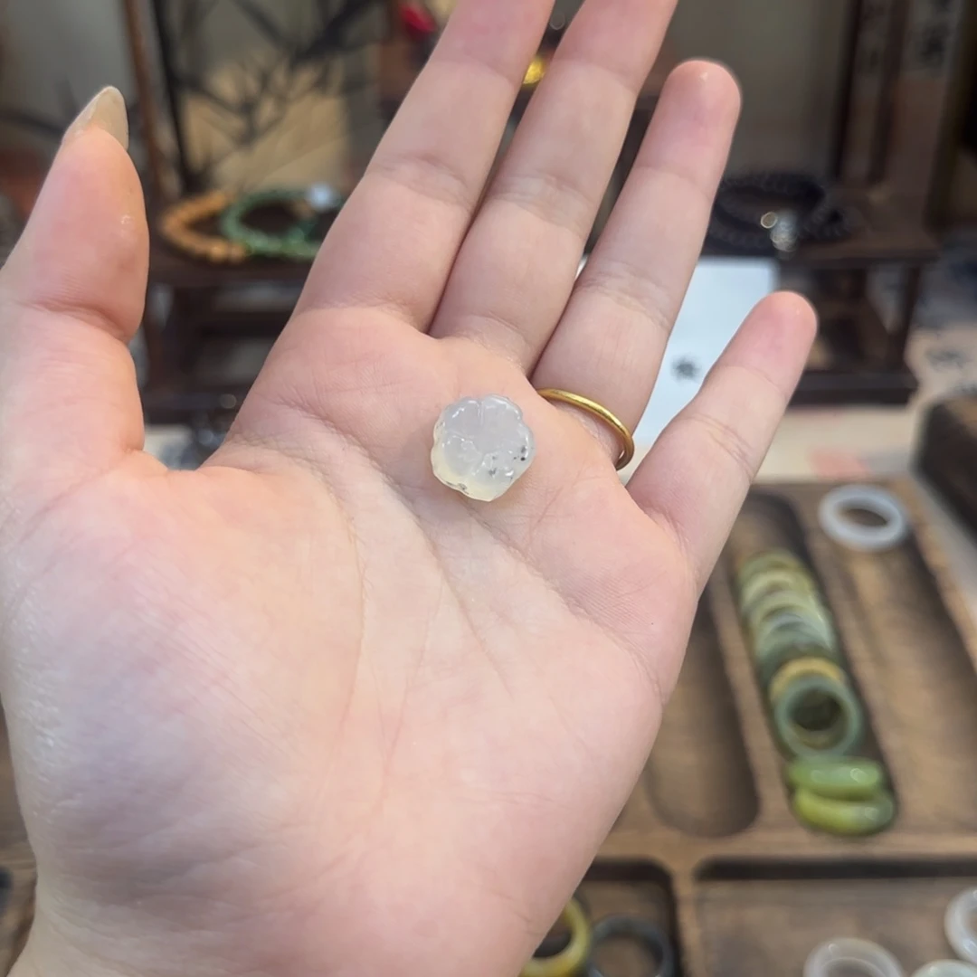 蛇纹石玉颈饰合金