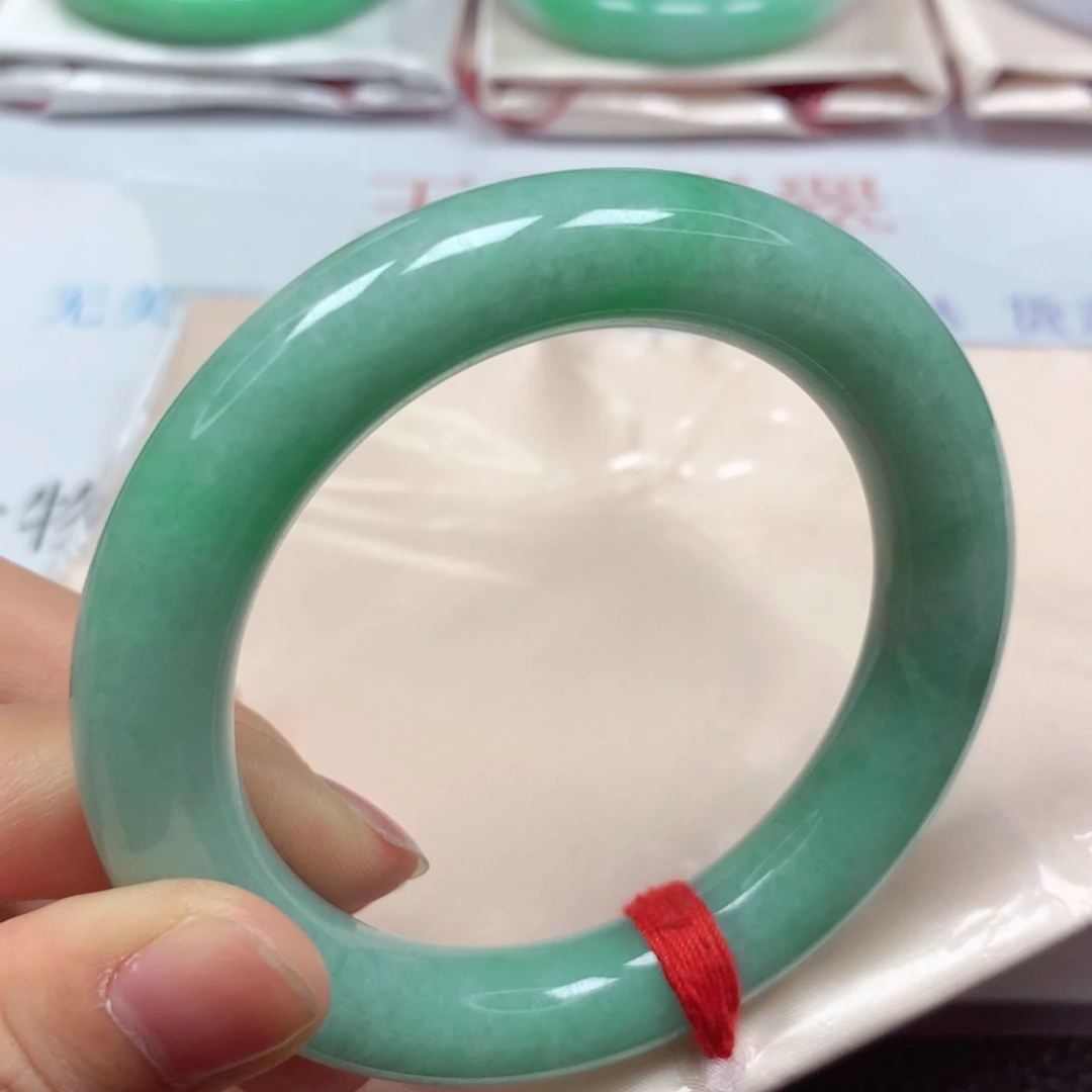 翡翠未镶嵌手镯细腻果阳绿满色满绿5556