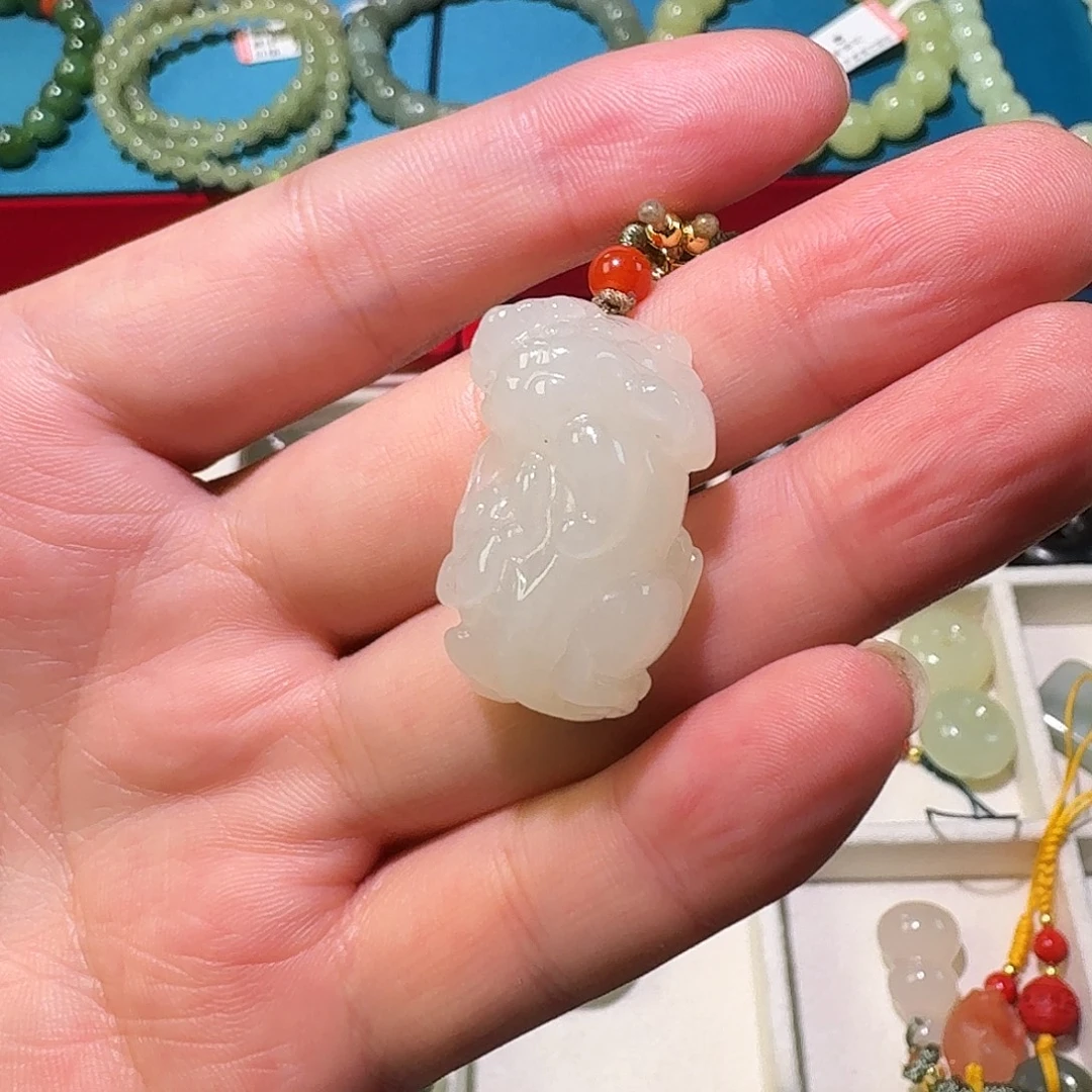 和田玉未镶嵌颈饰貔貅抱财30mm青白款