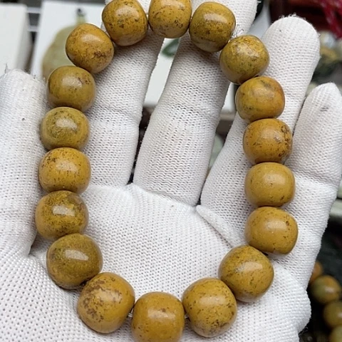 岫岩河磨玉（透闪石质玉）颈饰未镶嵌谜****！