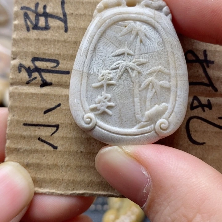 硅化珊瑚（珊瑚玉）颈饰未镶嵌