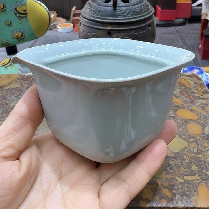 方器公道杯一个，瓷。。。