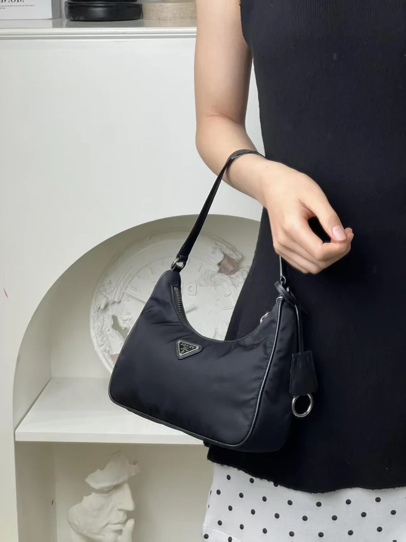 99新 Prada/普拉达 prada hobo黑银包/优品
